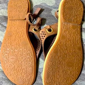 Womens UGG thong Sandals. Size 8